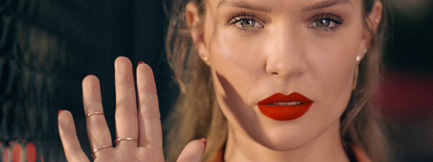 Spanduk Janji Keselamatan Produk Maybelline New York - Perempuan mengangkat tangannya