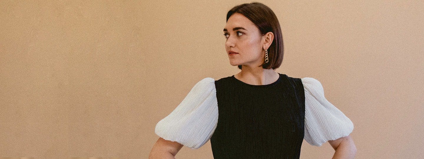 Gambar Larissa May mengangkat tangannya