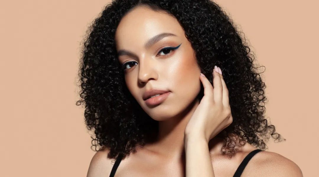 Bronze adalah warna yang cocok untuk kulit gelap