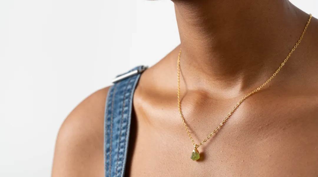 Aksesoris emas adalah warna yang cocok untuk kulit gelap