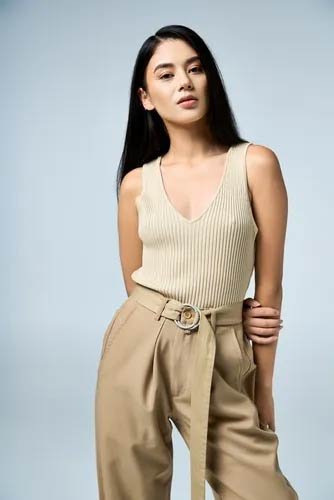 “Khaki adalah warna yang cocok untuk neutral undertone