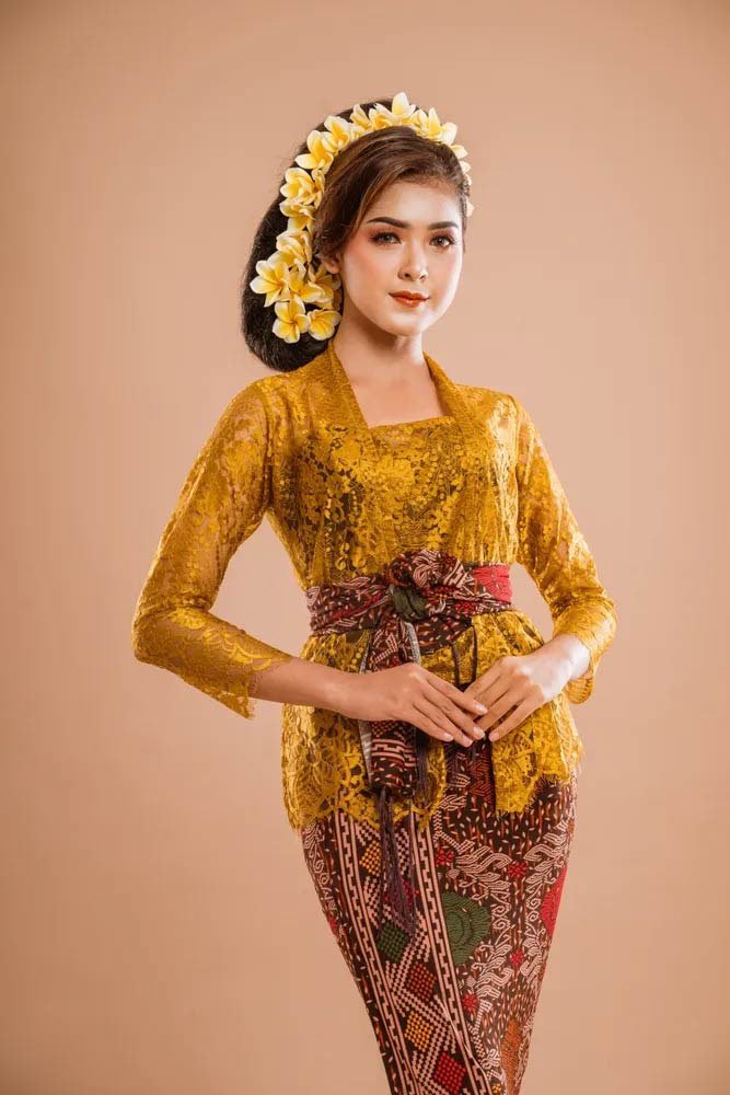 Warna kebaya kuning kunyit cocok untuk kulit sawo matang