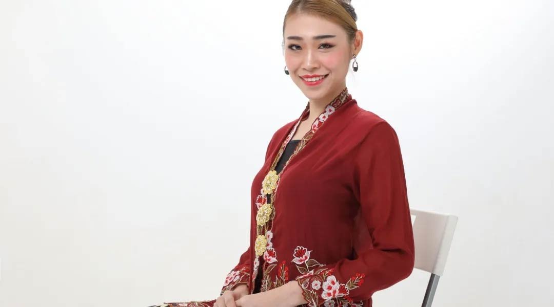 Warna kebaya merah marun cocok untuk kulit sawo matang
