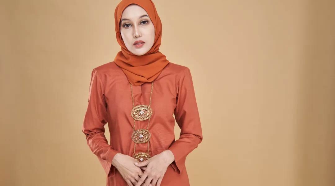 Warna kebaya terakota cocok untuk kulit sawo matang