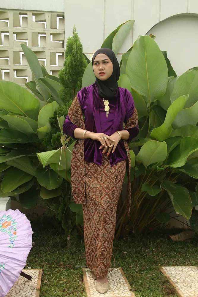 Warna kebaya ungu cocok untuk kulit sawo matang