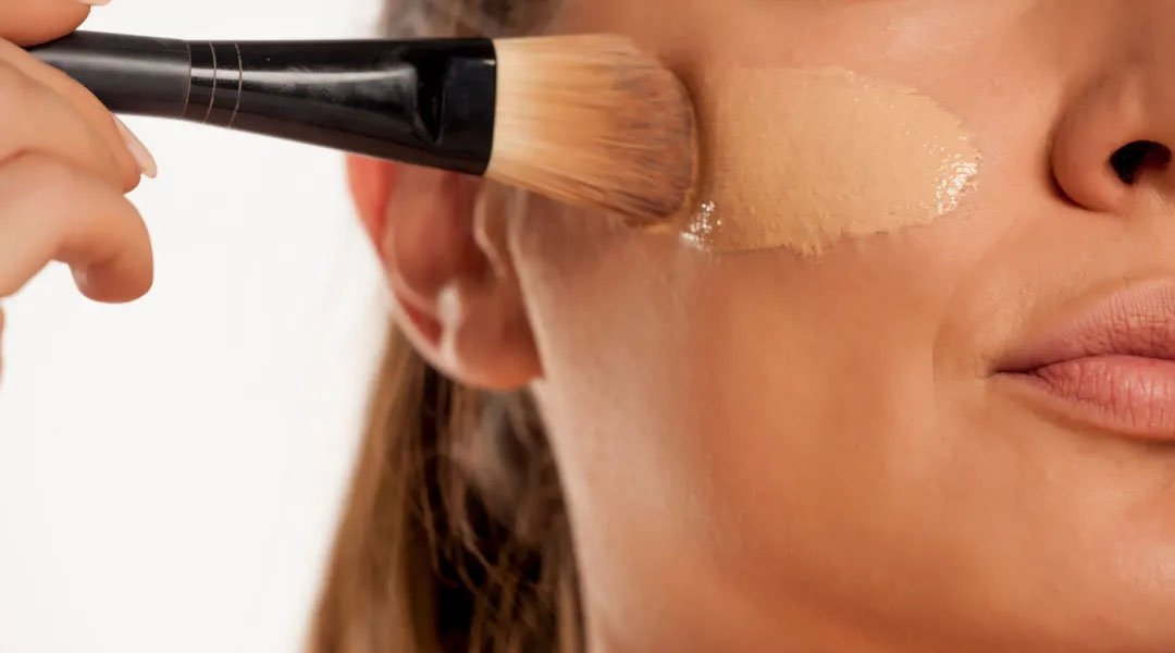 aplikasi foundation ke wajah dengan brush makeup
