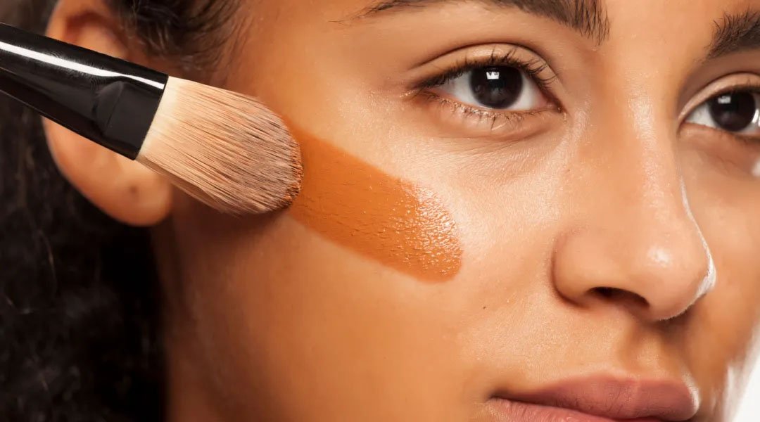 wanita memperagakan cara aplikasi liquid foundation