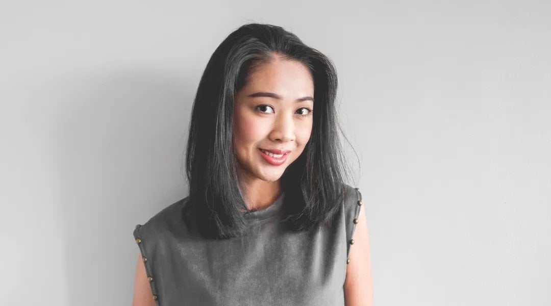 Abu-abu adalah warna yang cocok untuk kulit kuning langsat