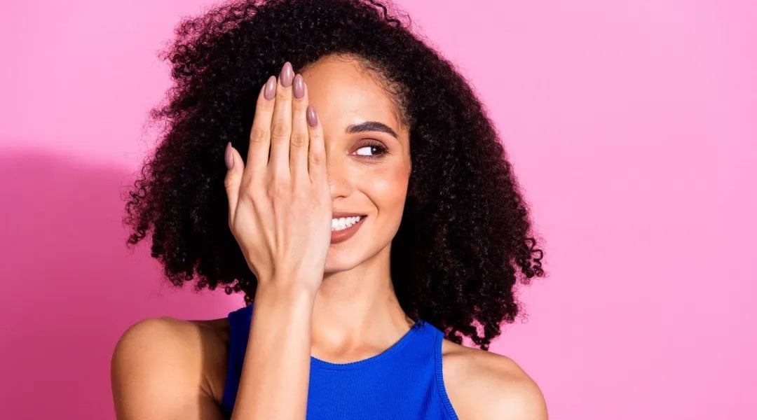 Biru sapphire adalah warna yang cocok untuk kulit gelap