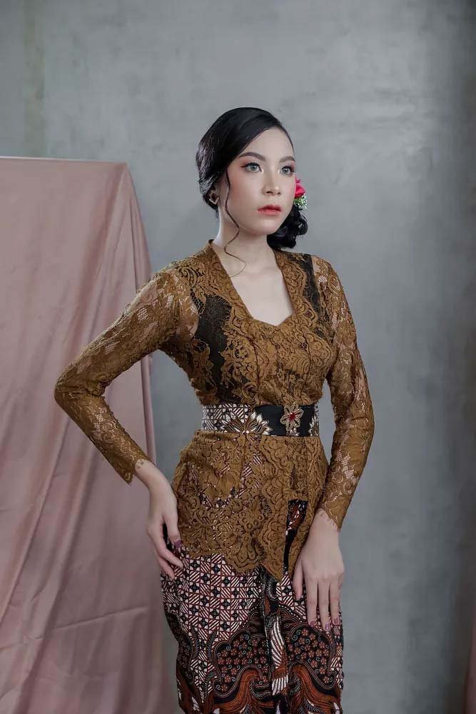 Warna kebaya cokelat moka cocok untuk kulit sawo matang