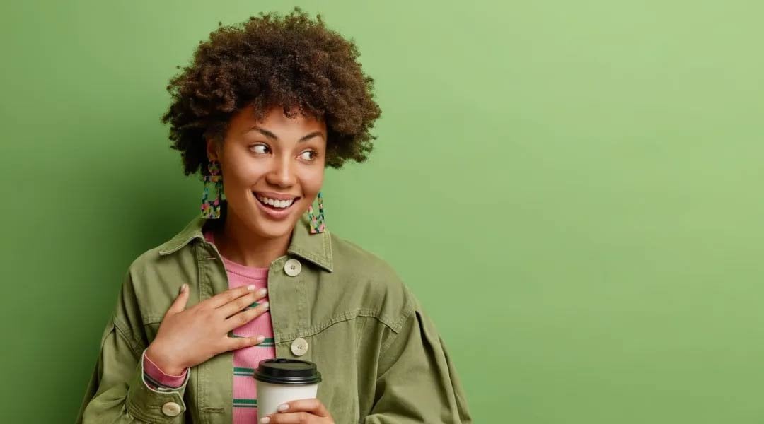 Hijau army adalah warna yang cocok untuk kulit gelap