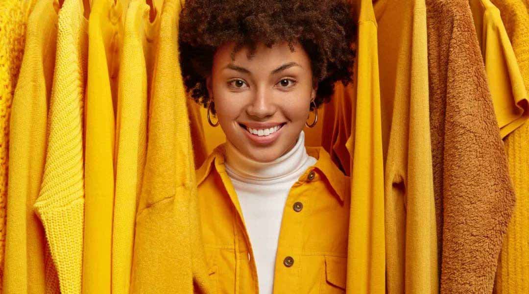 Kuning mustard adalah warna yang cocok untuk kulit gelap