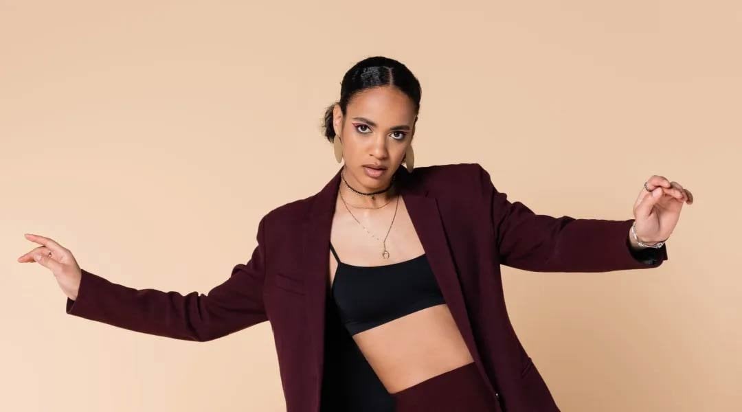 Merah marun adalah warna yang cocok untuk kulit gelap