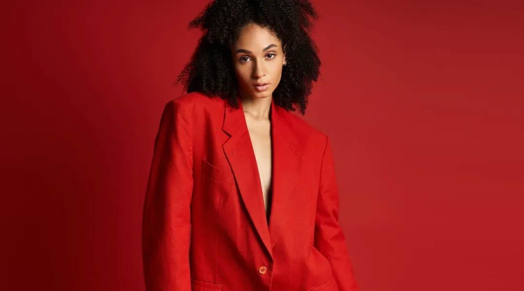 Merah ruby adalah warna yang cocok untuk kulit gelap