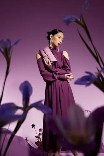 Plum adalah warna yang cocok untuk neutral undertone