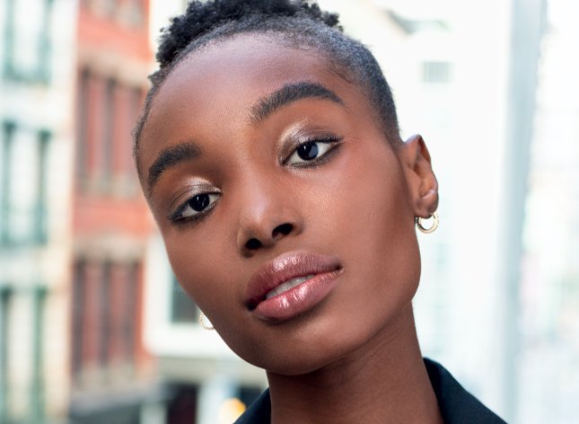Model Maybelline mengenakan Fit Me