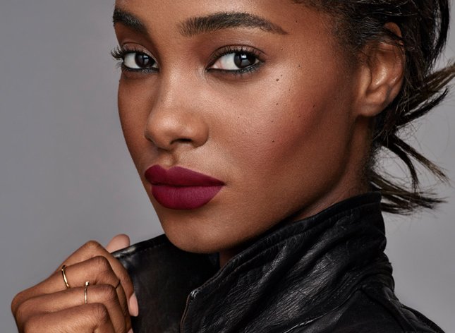Model Maybelline mengenakan CS Ultimate