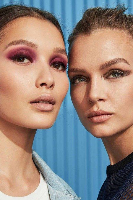 Gambar jarak dekat dua perempuan dengan Eyeshadow menawan