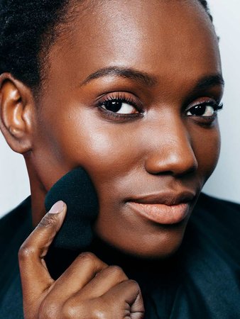 Suka Males Hapus Makeup Sebelum Tidur? Ini 8 Kebiasaan yang Jadi  Penyebab Jerawat di Pipi