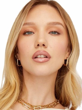 Apa Itu MUA? Yuk, Kenalan dengan Profesi Ini!