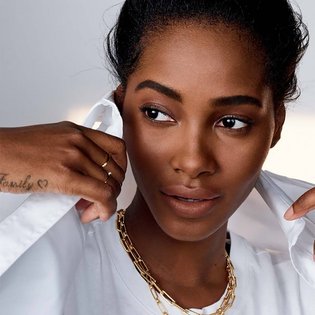 10 Ide Baju Kondangan Simple yang Feminin