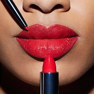 10 Pilihan Shade Lipstik dan Warna Rambut