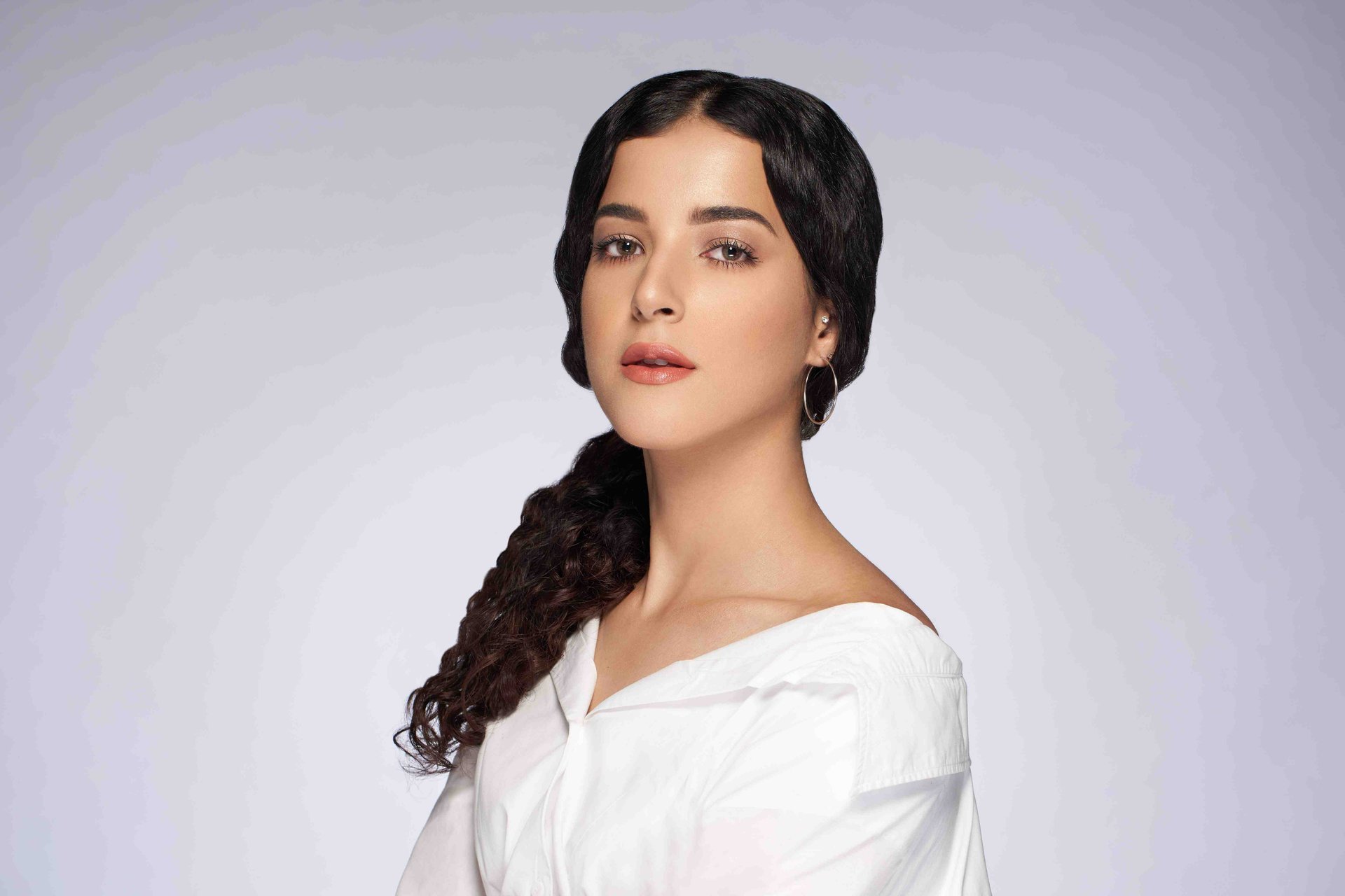 Referensi Make Up Pengantin Modern dengan Gaya Glowing Natural