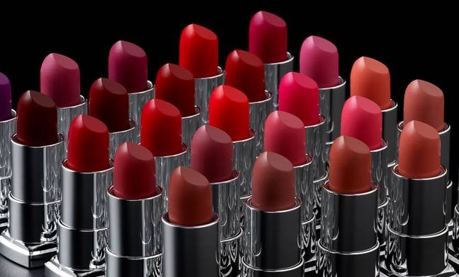 3 CARA SIMPEL MEMAKAI LIPSTIK MATTE UNTUK SI BIBIR KERING