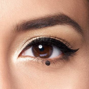 2203 Aplikasi Eyeliner dengan Efek Membesarkan Mata