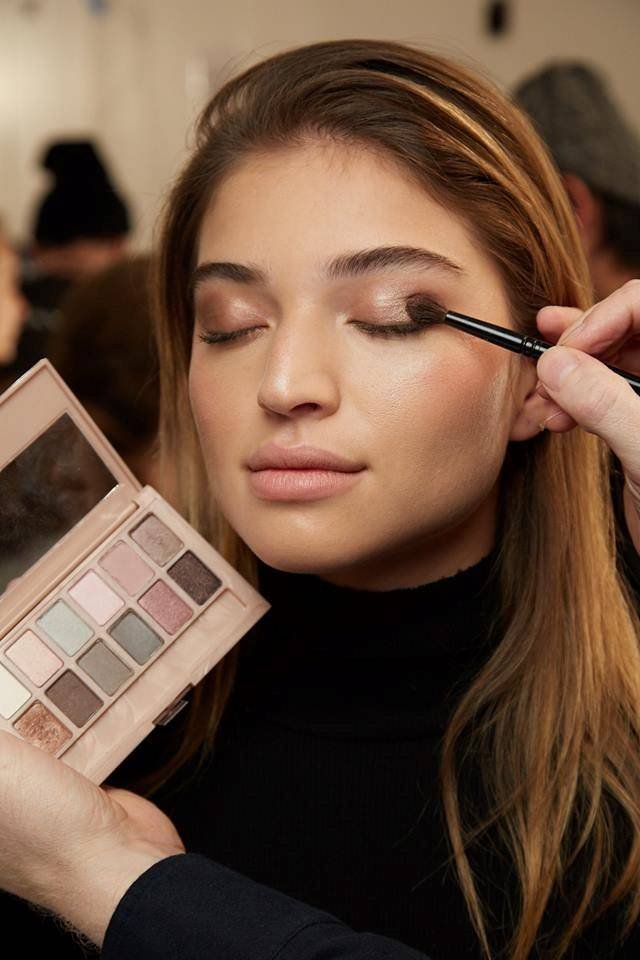 5 REKOMENDASI ALAT MAKEUP DASAR UNTUK PEMULA